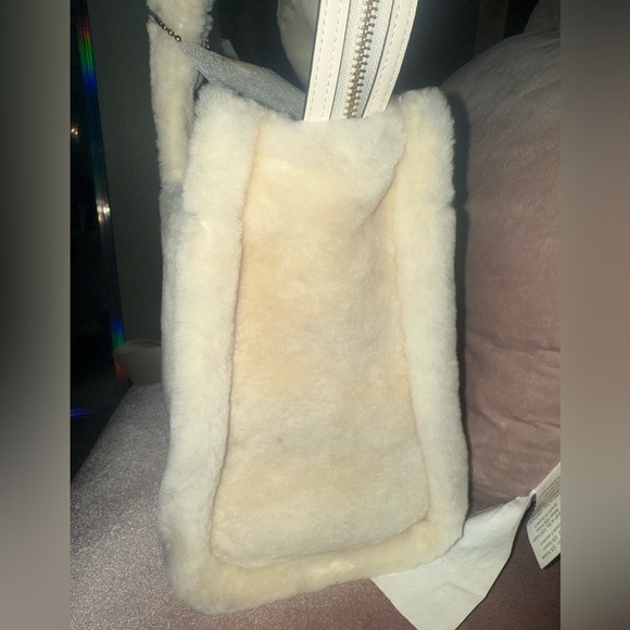 COACH Cargo Tote Bag 20 Shearling CZ101 Fur/ Leather Chalk /352439 - Picture 3 of 6